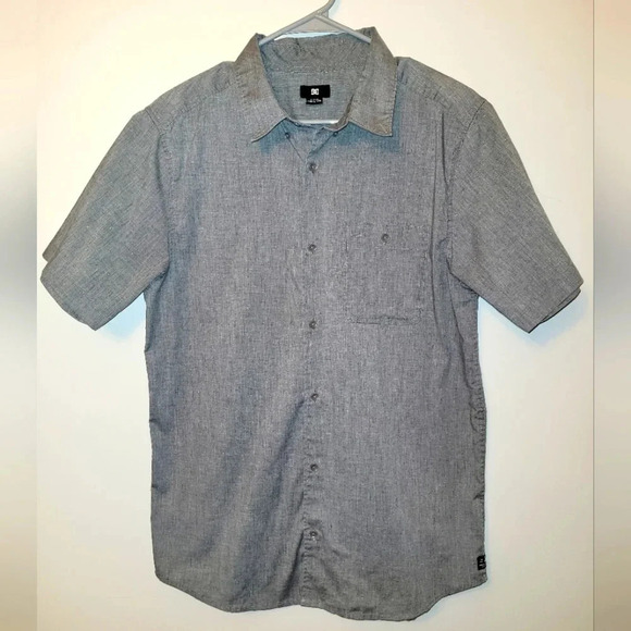 DC Other - DC men's short sleeve button-up size medium gray with extra buttons LOT-C